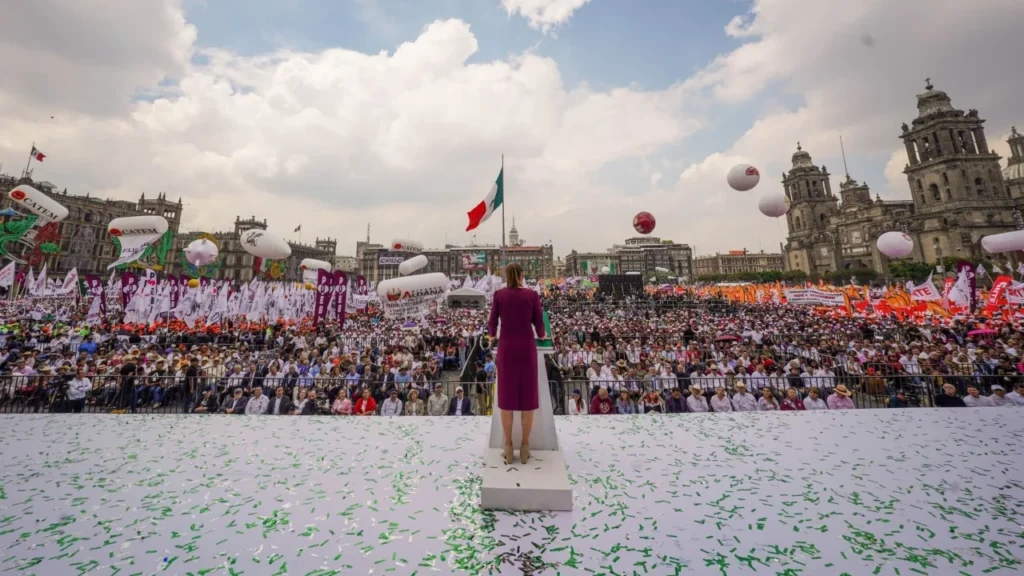 Claudia Sheinbaum durante su gira de rendición de cuentas desde el Zócalo, acompañada de gobernadores y su gabinete.