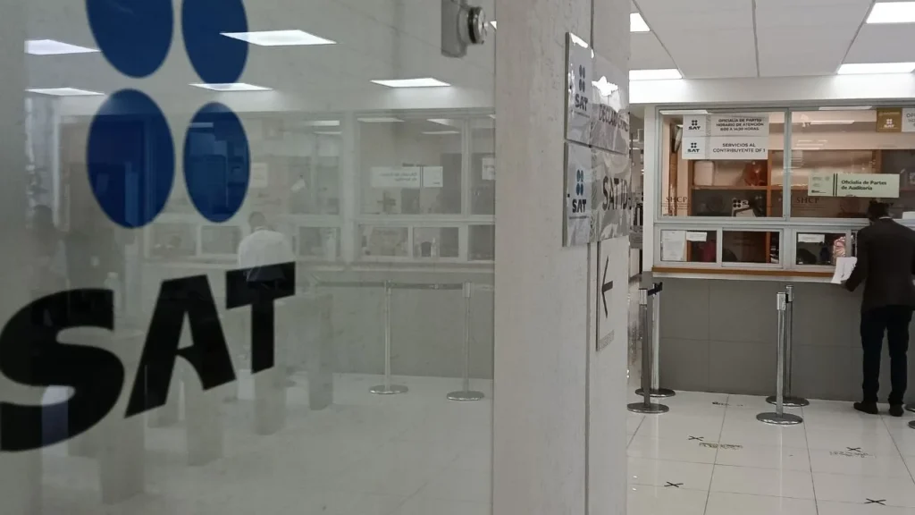 Los contribuyentes fueron atendidos en las oficinas móviles que estaban afuera de cada sede del SAT