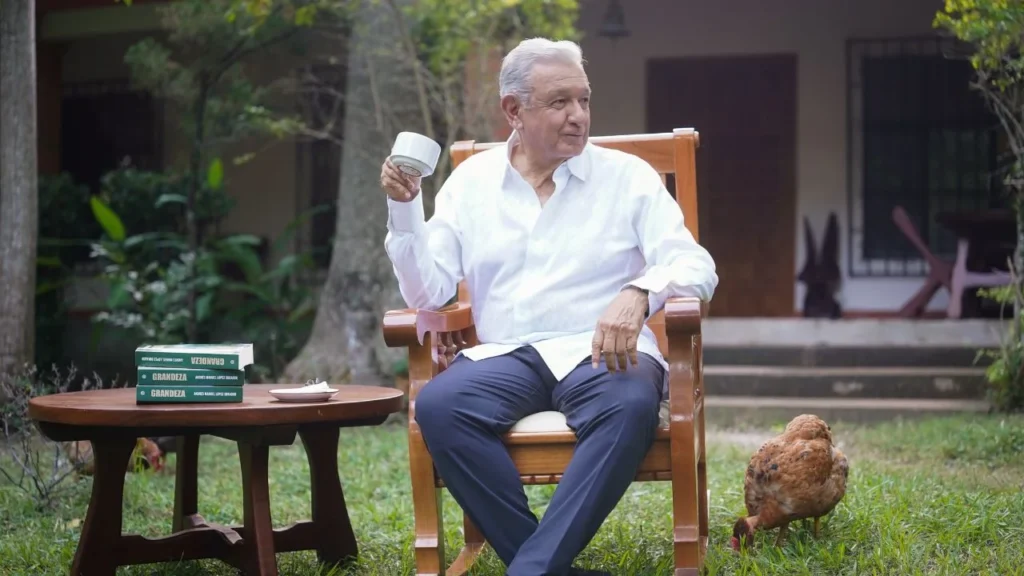 Desde su rancho ubicado en Palenque, AMLO reapareció en redes sociales para presentar su nuevo libro 'Grandeza'.