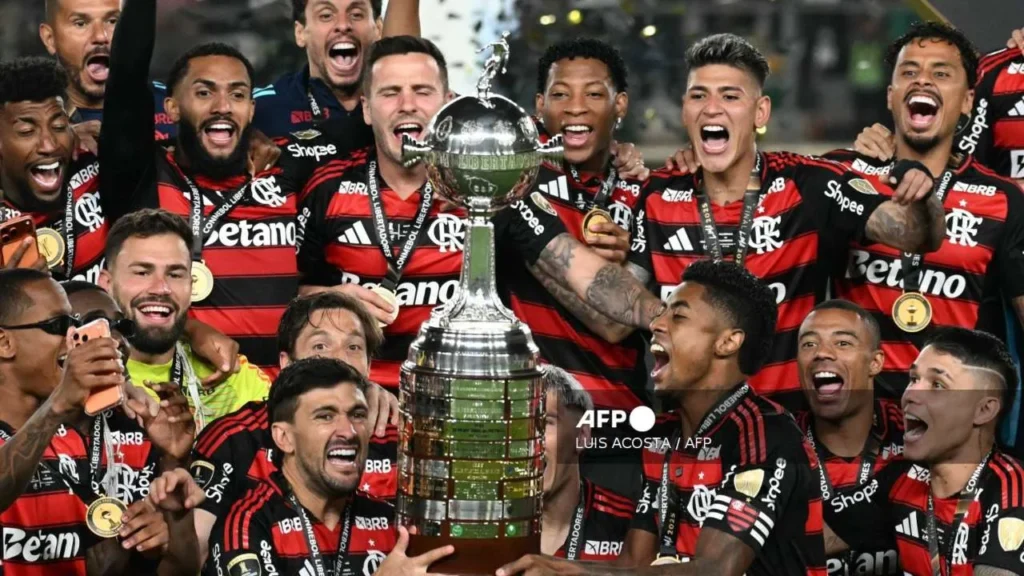 El Flamengo se consagró campeón de la Copa Libertadores al vencer, en duelo brasileño, al Palmeiras con un solo gol.