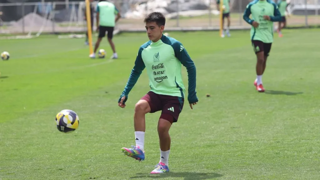 Gilberto Mora durante un entrenamiento con la Selección Mexicana.
