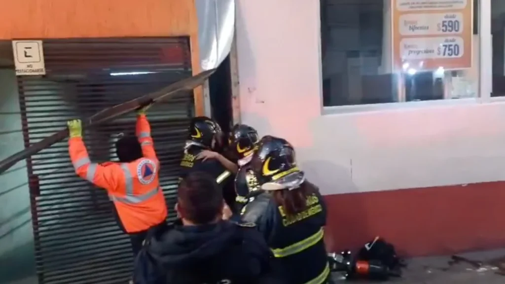 Protección Civil de la alcaldía Cuauhtémoc rescató a una persona en situación vulnerable, atrapada en la colonia Buenavista.