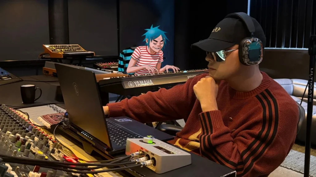 Bizarrap amplía su alcance global con el estreno de 'Orange County', una colaboración inédita junto a la banda virtual británica Gorillaz.