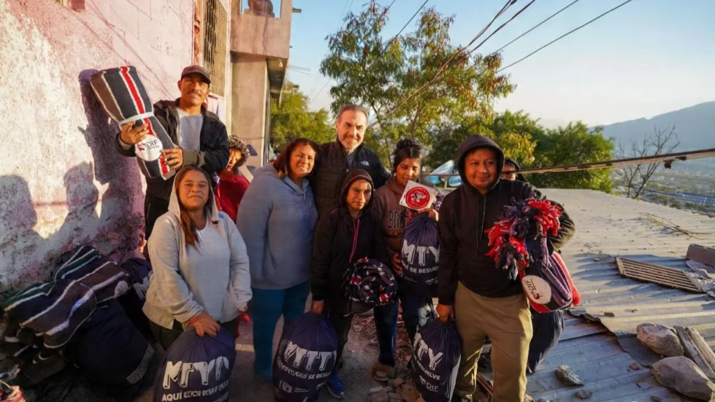El Gobierno municipal, encabezado por Adrián de la Garza, llevó apoyos a tres colonias de la zona norte ante las bajas temperaturas.