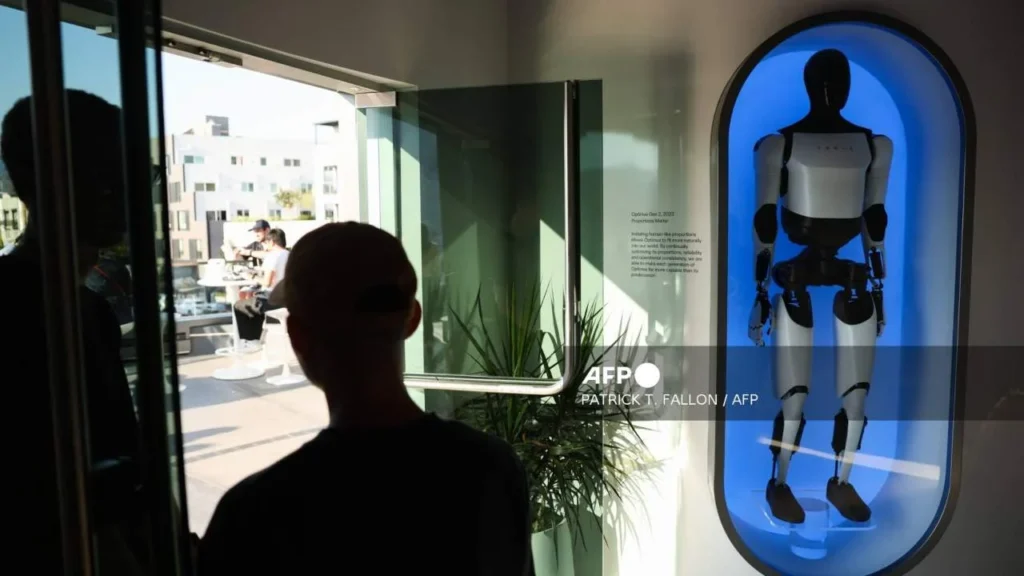  Tesla comercializará sus robots humanoides Optimus de aquí a fines de 2027.