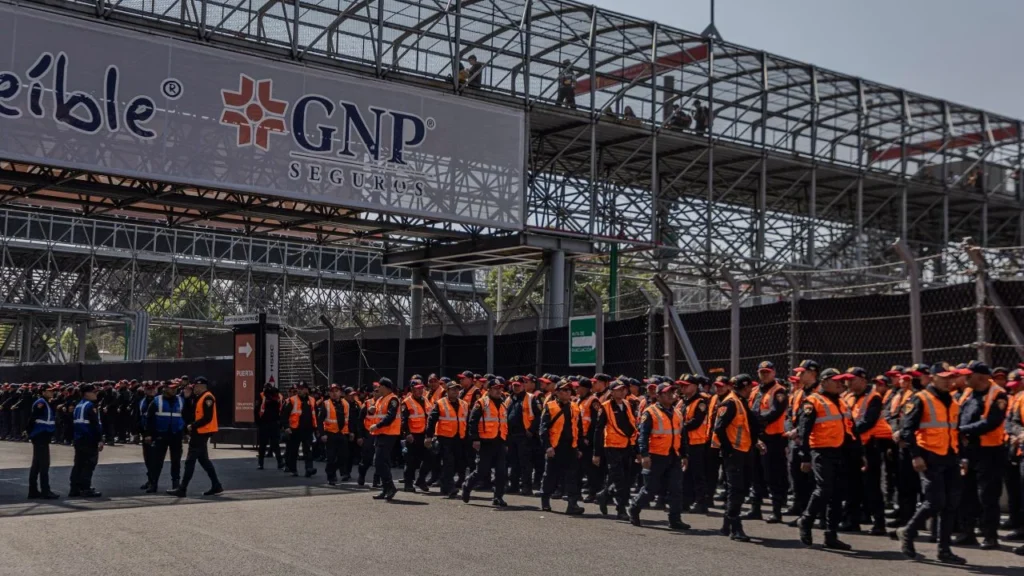 Elementos de seguridad en el Estadio GNP, en CDMX.