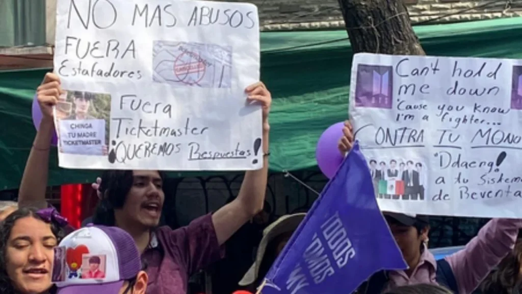 Integrantes de Army México BTS se manifestaron de forma pacífica desde el Metro Cuauhtémoc hasta la Profeco para denunciar irregularidades en la venta de boletos de los conciertos de BTS