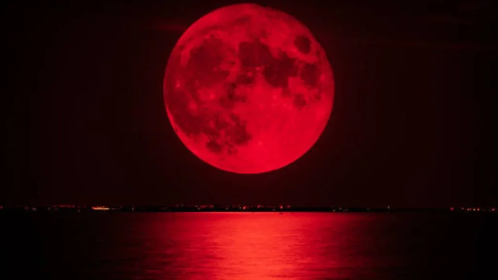La Luna de sangre es simplemente el nombre popular que se le da a un eclipse lunar total, cuando la Luna adquiere un tono rojizo intenso.