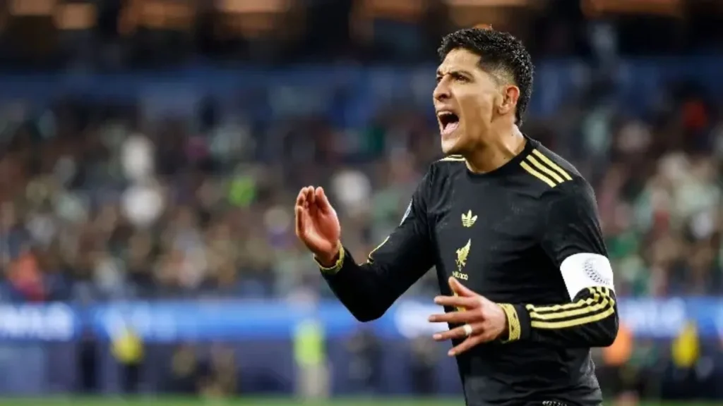 Operan a Edson Álvarez por lesión en el tobillo