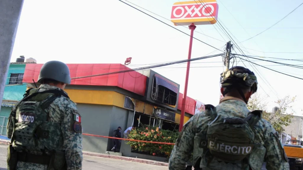 Grupo FEMSA reportó 200 incidentes en las últimas horas en sus tiendas y estaciones de gas de OXXO en diferentes estados.