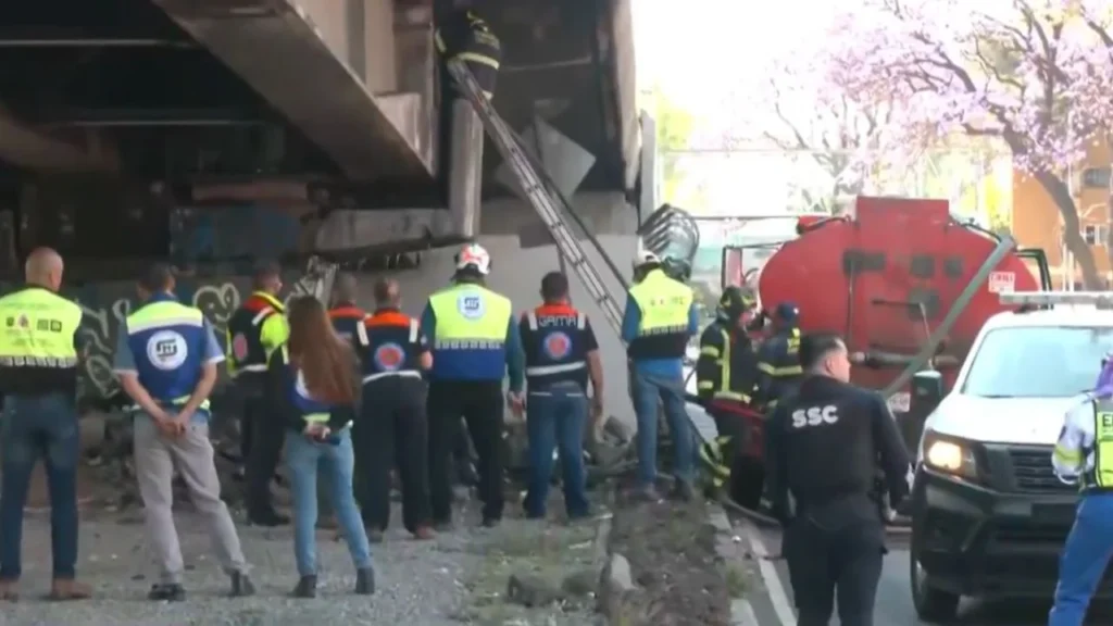 Autoridades de Protección Civil atendieron un conato de incendio en una de las inter estaciones de la Línea 4 del Metro.