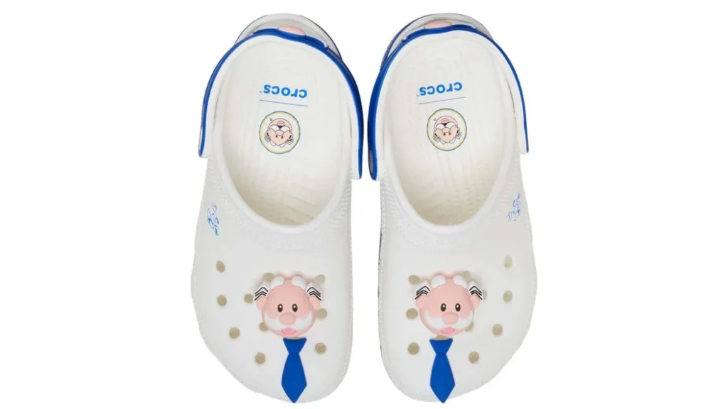 Sandalias edición especial de Dr. Simi en colaboración con Crocs, destacadas por su diseño colorido y accesorios personalizados.