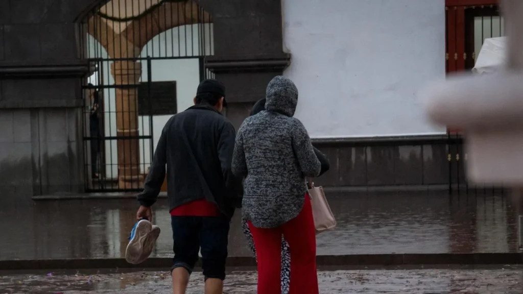 La onda de calor persistirá en gran parte del país, mientras tormentas intensas y posibles tornados amenazan estados del norte y centro de México.