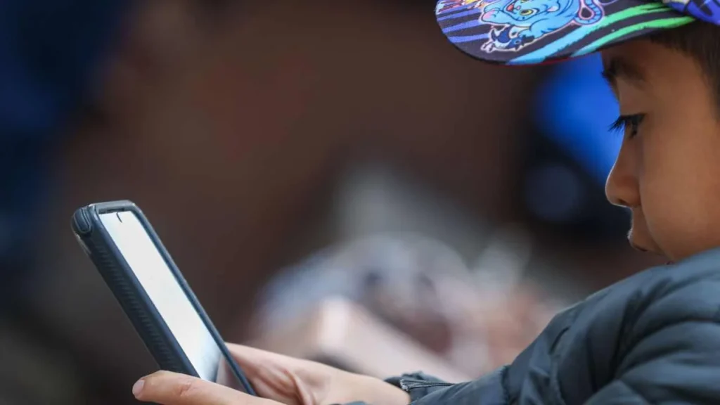 El dictamen aprobado permite restringir el uso de equipos de telefonía dentro de los planteles escolares.