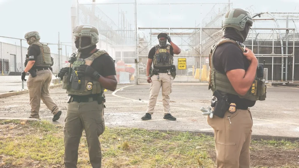 Impostores armados del ICE aprovechan el miedo a la deportación para asaltar, secuestrar y violar a migrantes.