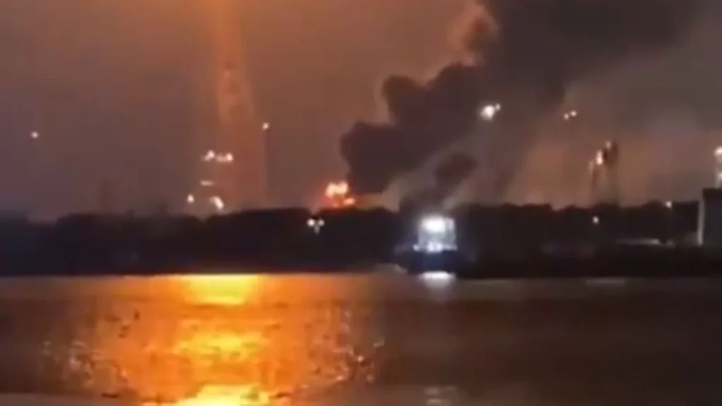 Pemex aseguró que la flama registrada en la Refinería Olmeca, en Dos Bocas, Tabasco, fue controlada de inmediato y ocurrió durante trabajos de mantenimiento programado