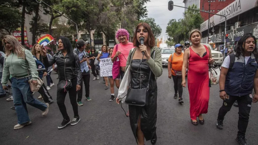 Las trabajadoras exigen apoyos ante las afectaciones por las obras mundialista en Calzada de Tlalpan.