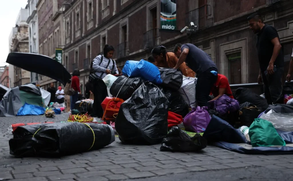 Maestras y maestros de la Coordinadora Nacional de Trabajadores de la Educación (CNTE) comenzaron a retirar sus casas de campaña de las calles del Centro Histórico.