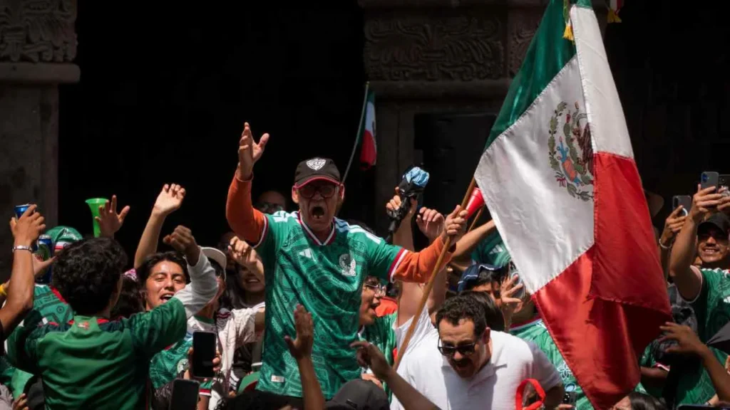 Festejo de aficionados en Tlaxcala tras la victoria de México en el Mundial.