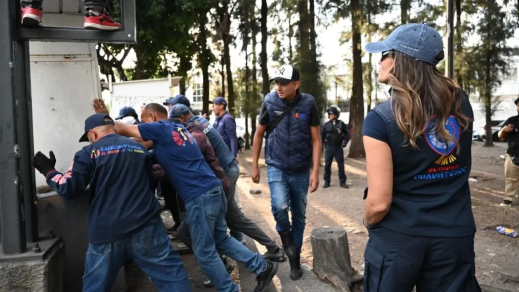 Alessandra Rojo de la Vega encabezó un operativo para recuperar espacios públicos, retirando objetos que obstaculizaban el paso de peatones.