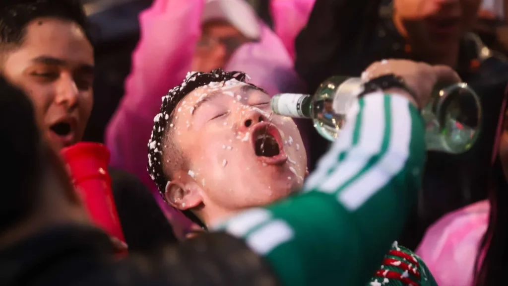 Los festejos por el triunfo de la Selección Mexicana en el Ángel de la Independencia dejaron cuatro personas fallecidas, un hecho que refuerza la importancia de seguir medidas de prevención durante eventos masivos