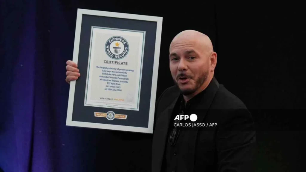 El rapero Pitbull con el certificado de Récord Guinness.