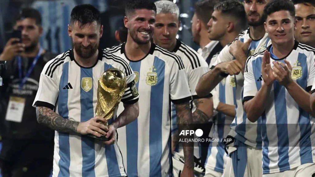 El último campeón de las Copas del Mundo, Argentina, (de la mano de Messi), cargan el trofeo tras ganar la final de Qatar 2022.