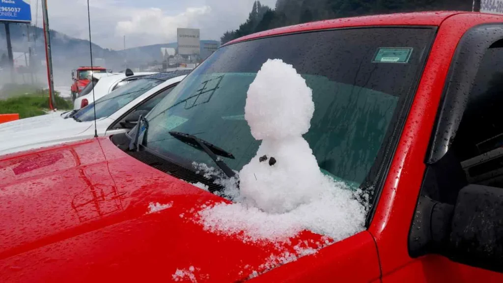 Algunas personas aprovecharon para hacer "muñecos de nieve".