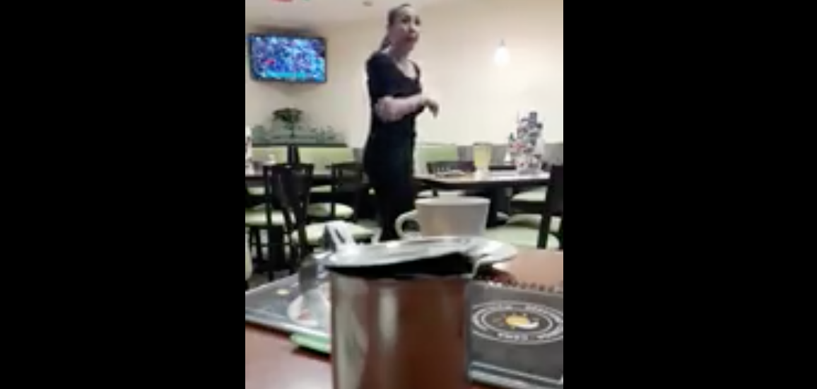 mujer pelea con hombre invisible