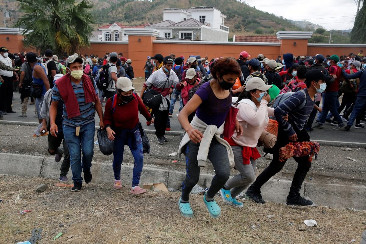 La operación policial puso a correr a muchas familias, entre ellas madres con niños pequeños