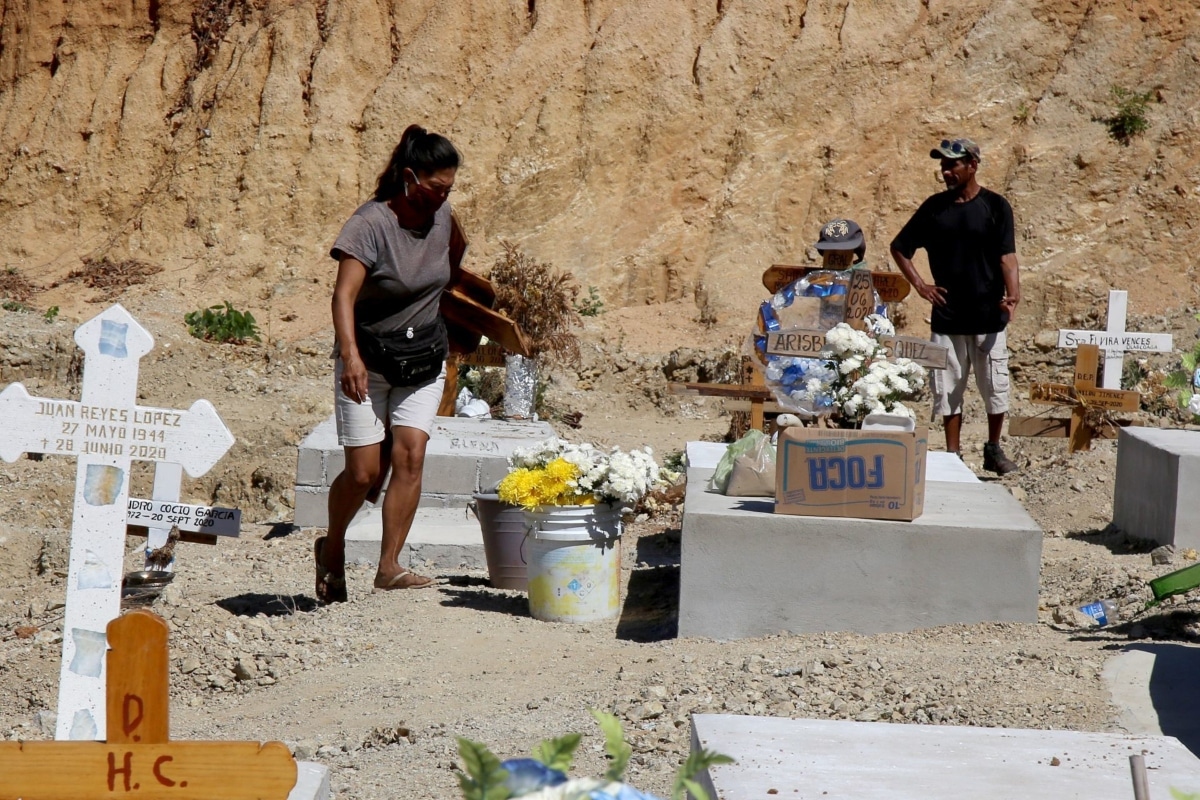 El ataúd se encontraba en un nicho, lo que facilitó que los hombres de 20 y 22 años extrajeran el cajón para abrirlo y despedirse de la persona que ahí yacía
