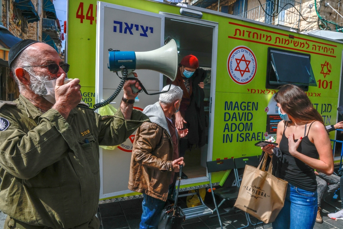 A pesar de contar con 51% del total de su población vacunada, en Israel no se han relajado las medidas de prevención y el gobierno acude a vacunar a domicilio, a las empresas, a bares...