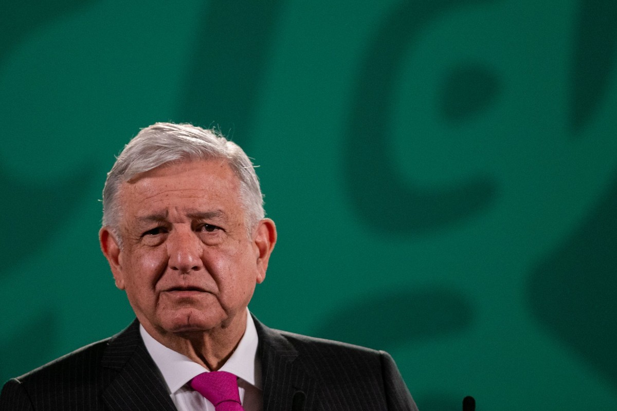 En los videos presentados por AMLO, los consejeros consideran "dádivas" el reparto de tarjetas.