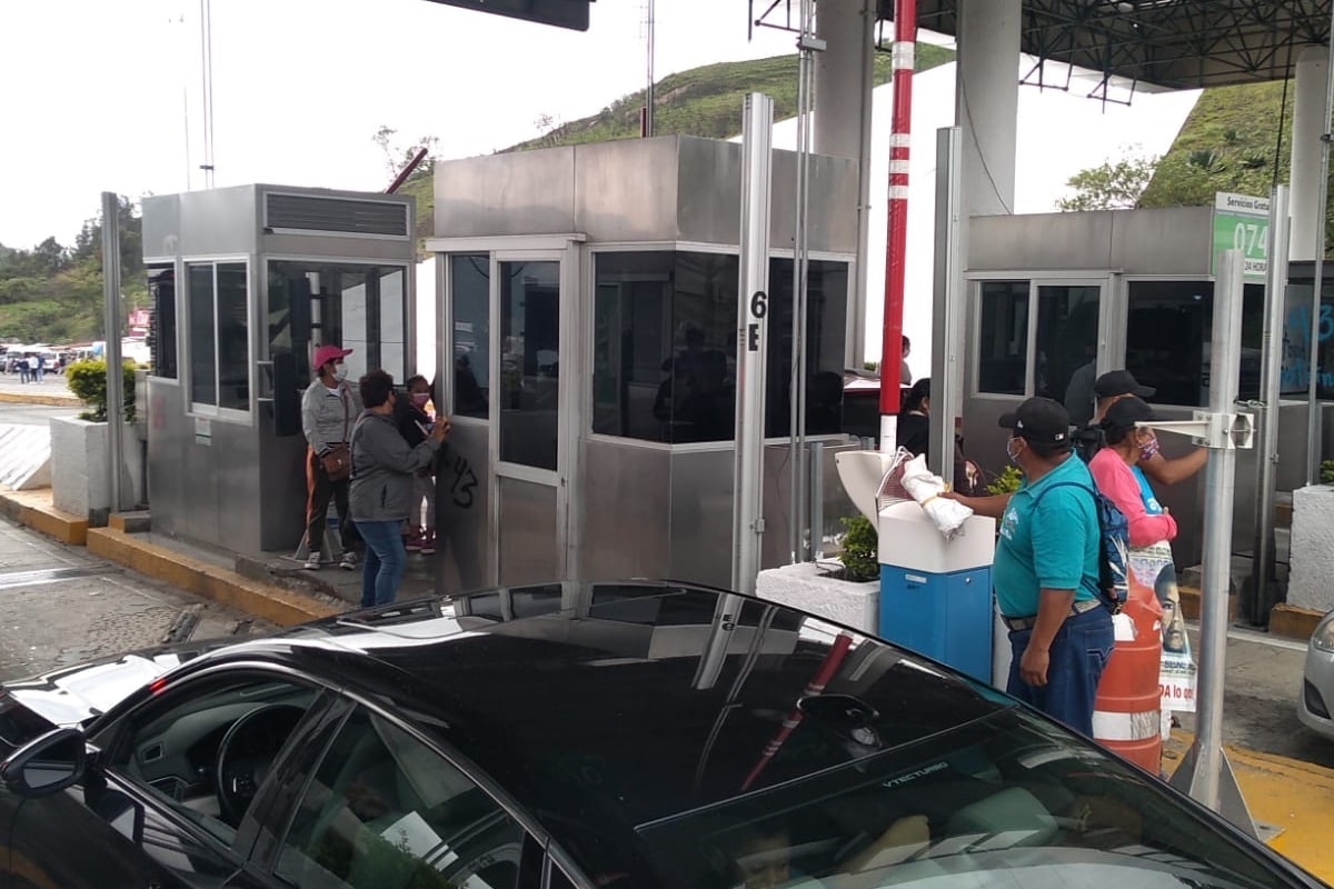 Estudiantes de Ayotzinapa toman casetas de cobro