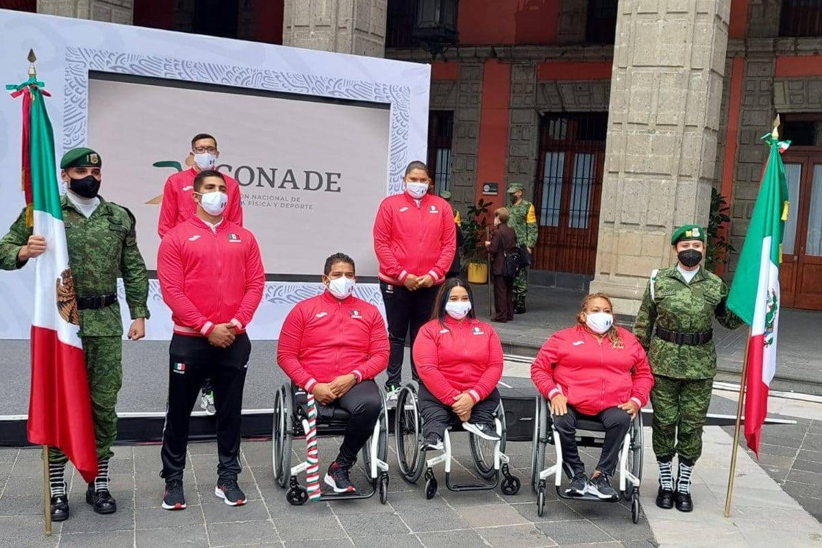 Delegación paralímpica es abanderada