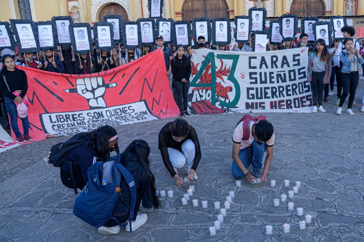 Promete AMLO recompensa y protección a quien informe qué paso con normalistas
