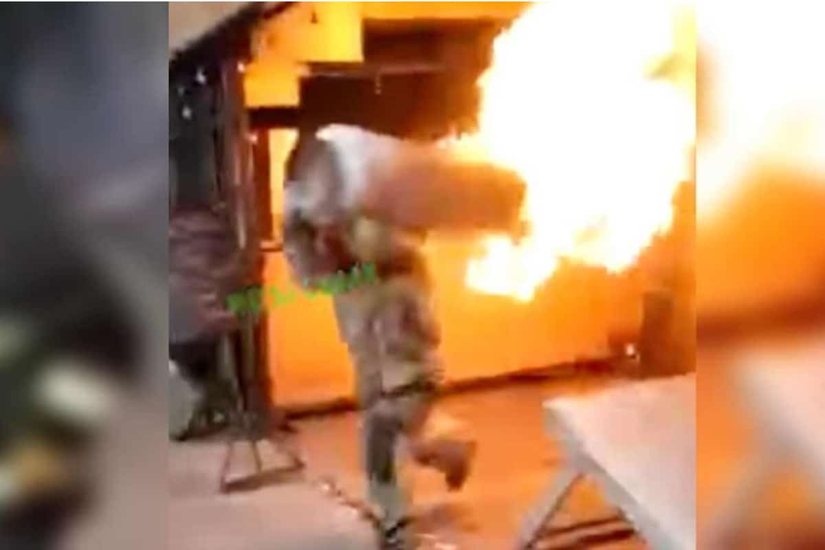 Foto: captura | Usuarios de redes sociales reconocieron la labor del bombero que acudió a atender un incendio en un negocio.