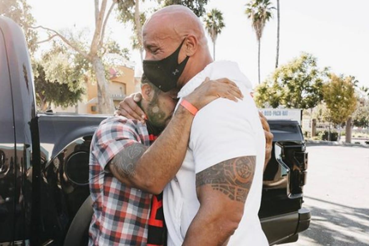 Dwayne Johnson sorprende a uno de sus fans con una camioneta
