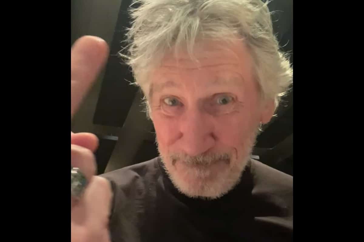“¡Goodbye Piñera!”. Con Britney señal y cacerolazo, Roger Waters celebra triunfo de Boric en Chile 