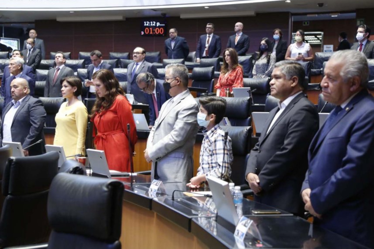 Integrantes de Comisión Permanente guardan minuto de silencio por mujeres asesinadas en Nuevo León