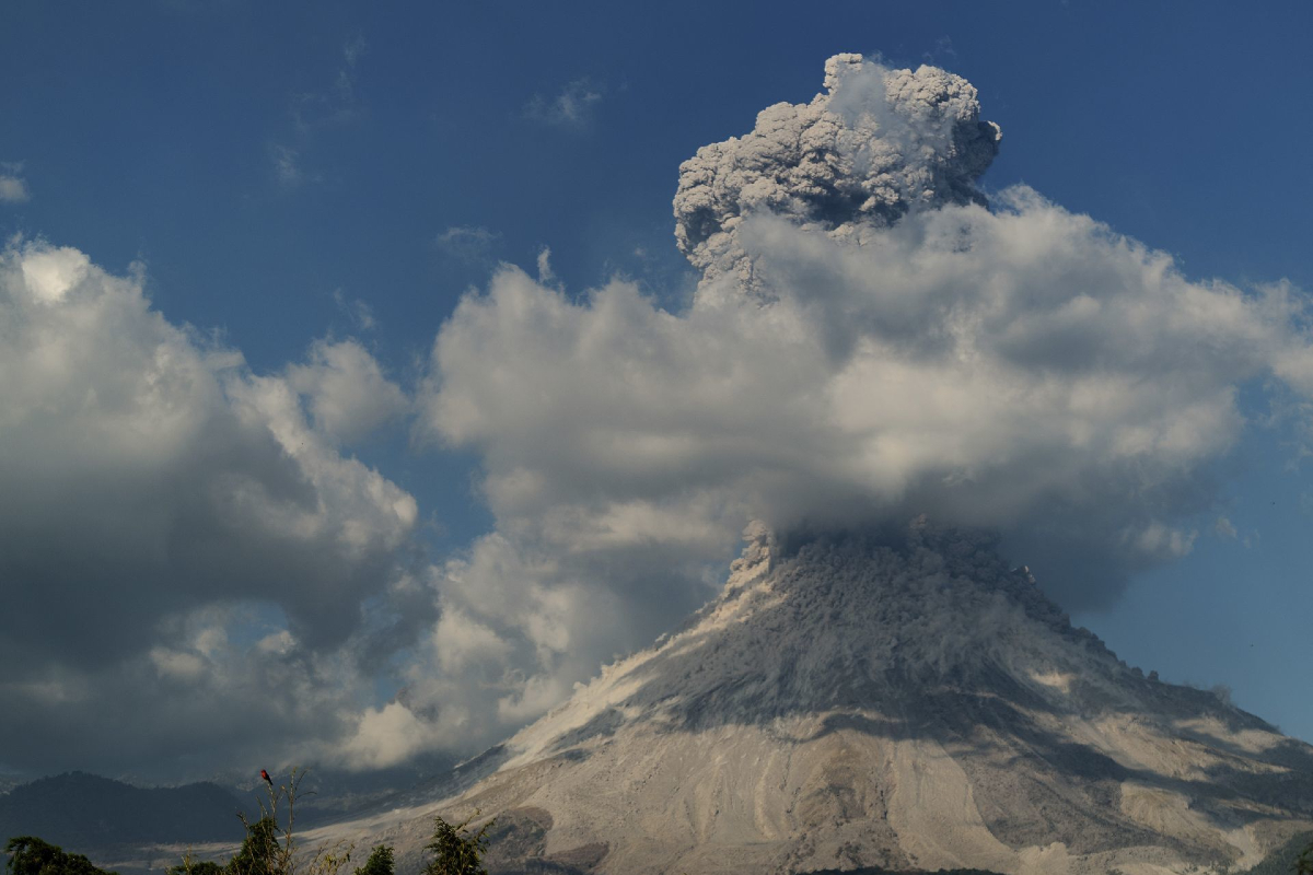 Volcán de Colima permanece en alerta amarilla tras sismo.