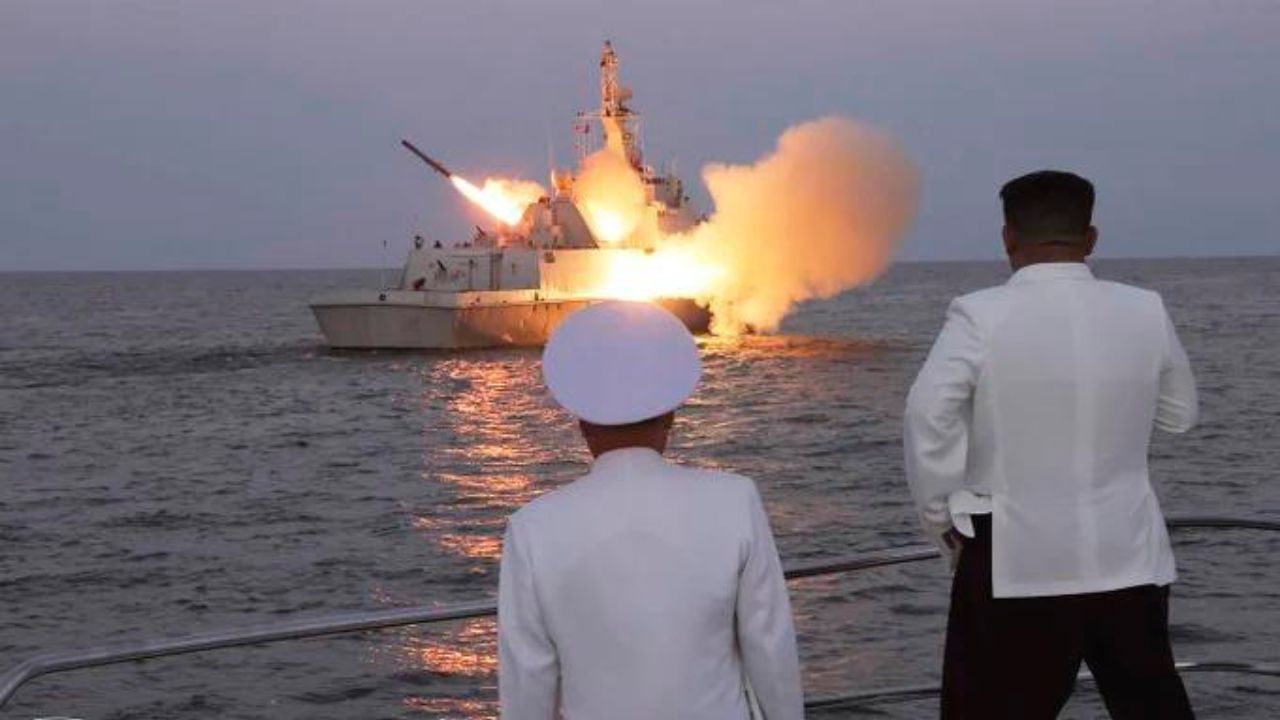 Líder norcoreano Kim Jong Un supervisa lanzamiento de misiles crucero