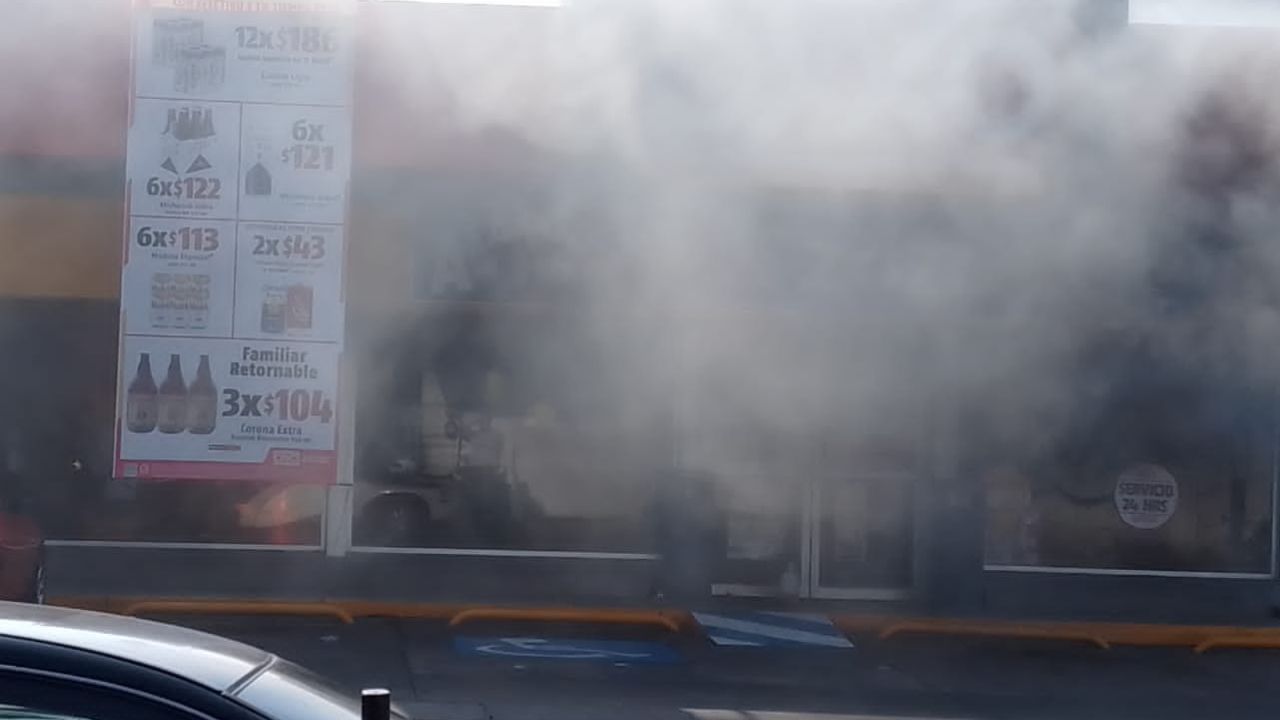 En un amanecer violento, desde antes de las 7:00 horas se reportó que civiles armados bloqueaban e incendiaban al menos tres automotores y un tráiler.