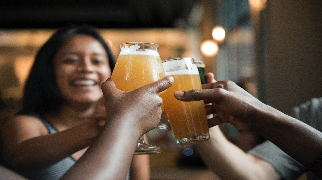 Varios amigos brindando con una cerveza