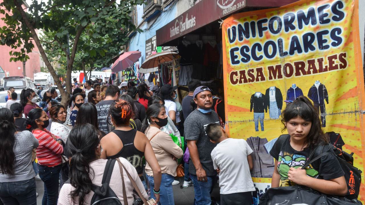 La Cámara Nacional de Comercio (Concanaco) Servytur México proyecta un gasto en útiles, uniformes, cuotas y materiales adicionales requeridos para el regreso a clases por 108 mil 400 millones de pesos para el sector terciario.