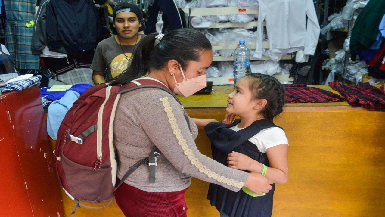 madre de familia comprando los uniformes escolares