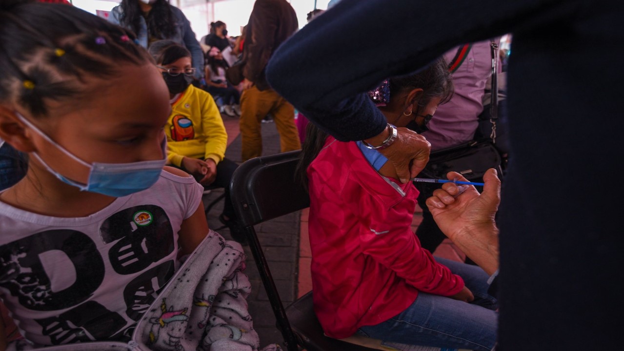uan niña siendo vacunada contra el VPH