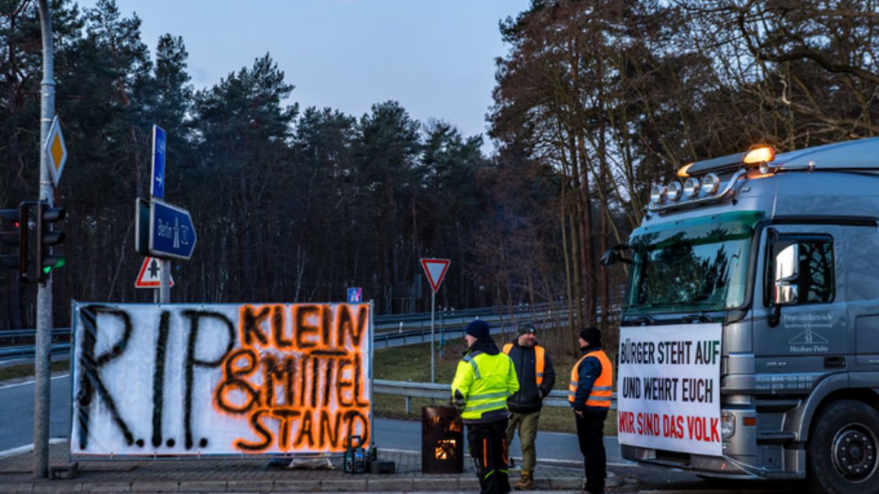 Agricultores bloquean carreteras para protestar contra recortes a subsidios en Alemania