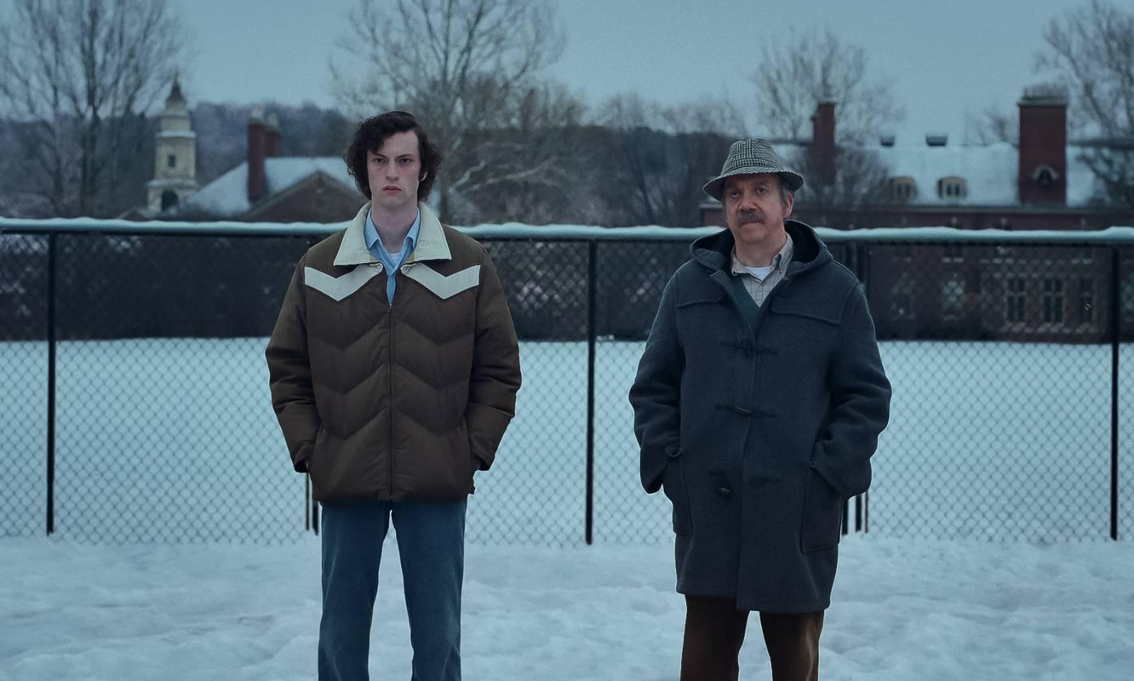 Dominic Sessa y Paul Giamatti en un fotograma de "Los que se quedan" (2023).