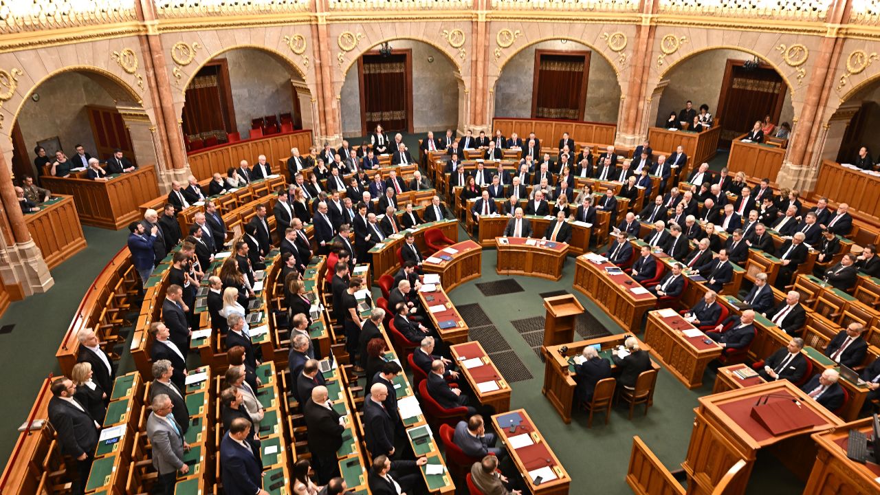 SESIÓN. Legisladores del Parlamento en Budapest se reunieron ayer para votar la incorporación de Suecia a la OTAN y ratificar al nuevo presidente del Estado.
